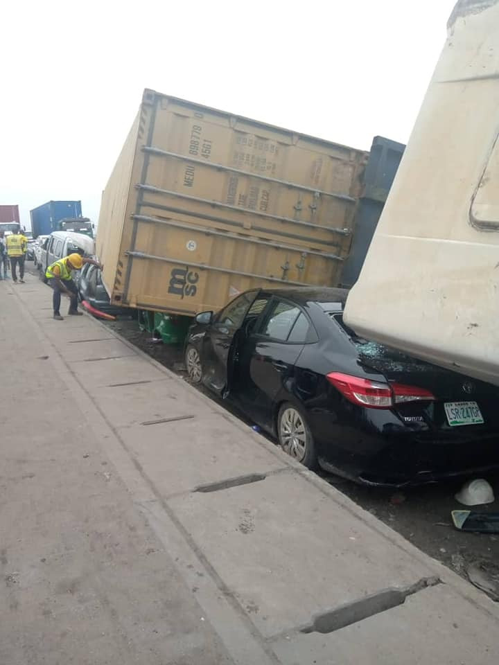 No life lost after 40-feet tanker fell off trailer and landed on top of several cars at Barracks bustop in Lagos (photos)