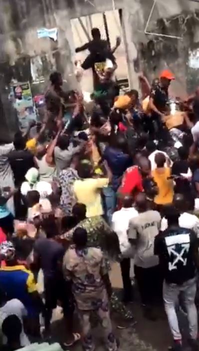 Thugs Share COVID-19 Palliatives Found At The Oba Of Lagos Palace (Video)