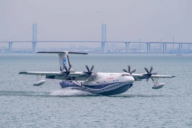 China successfully test-runs world’s largest amphibious aircraft [Video]