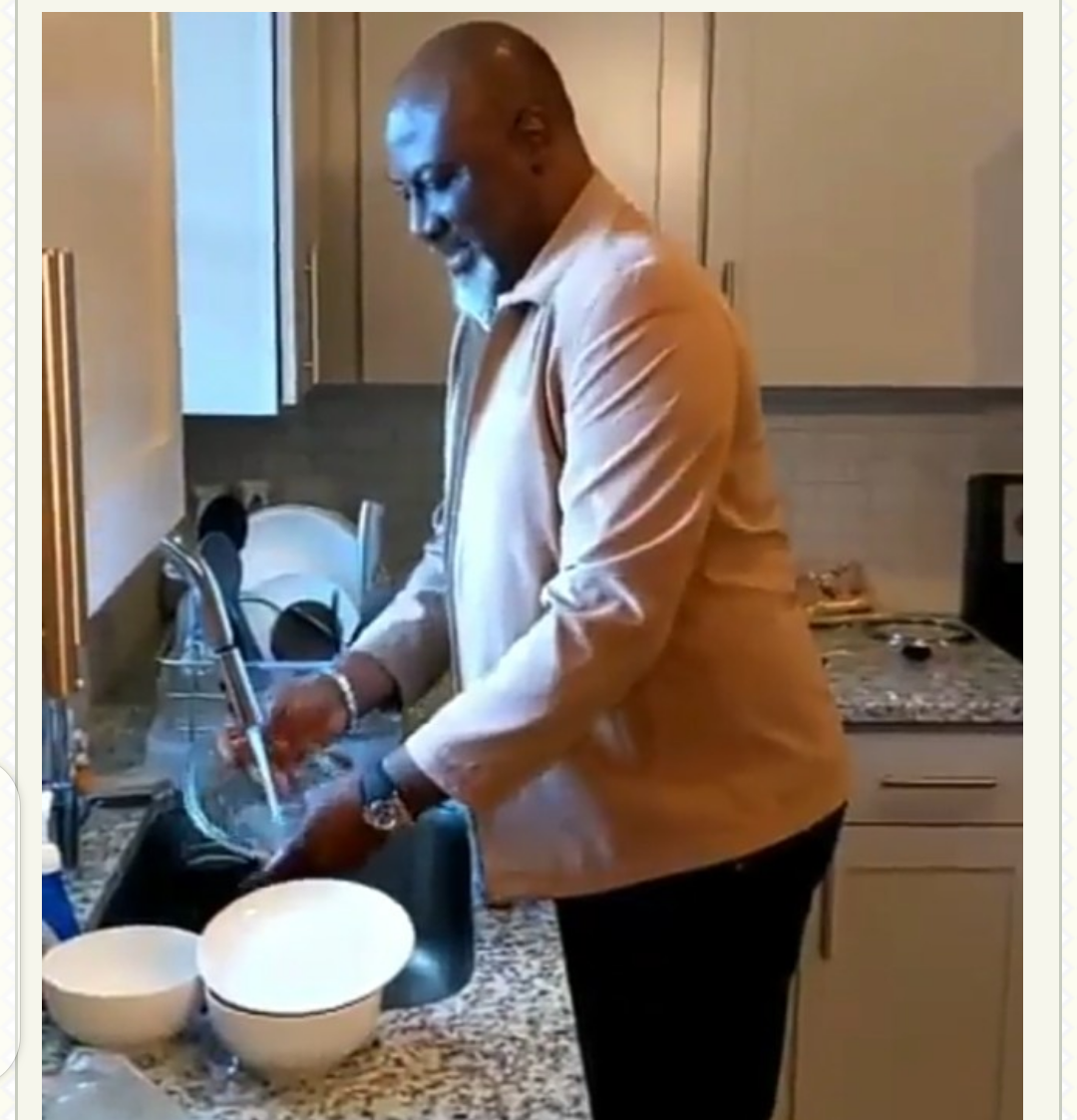 » ‘No Cook, No Steward For Yanky ooo’ – Senator Dino Melaye Washes The Dishes (Pics)
