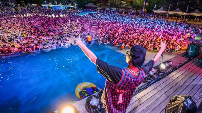 Life after the coronavirus: Thousands flock to Wuhan pool party