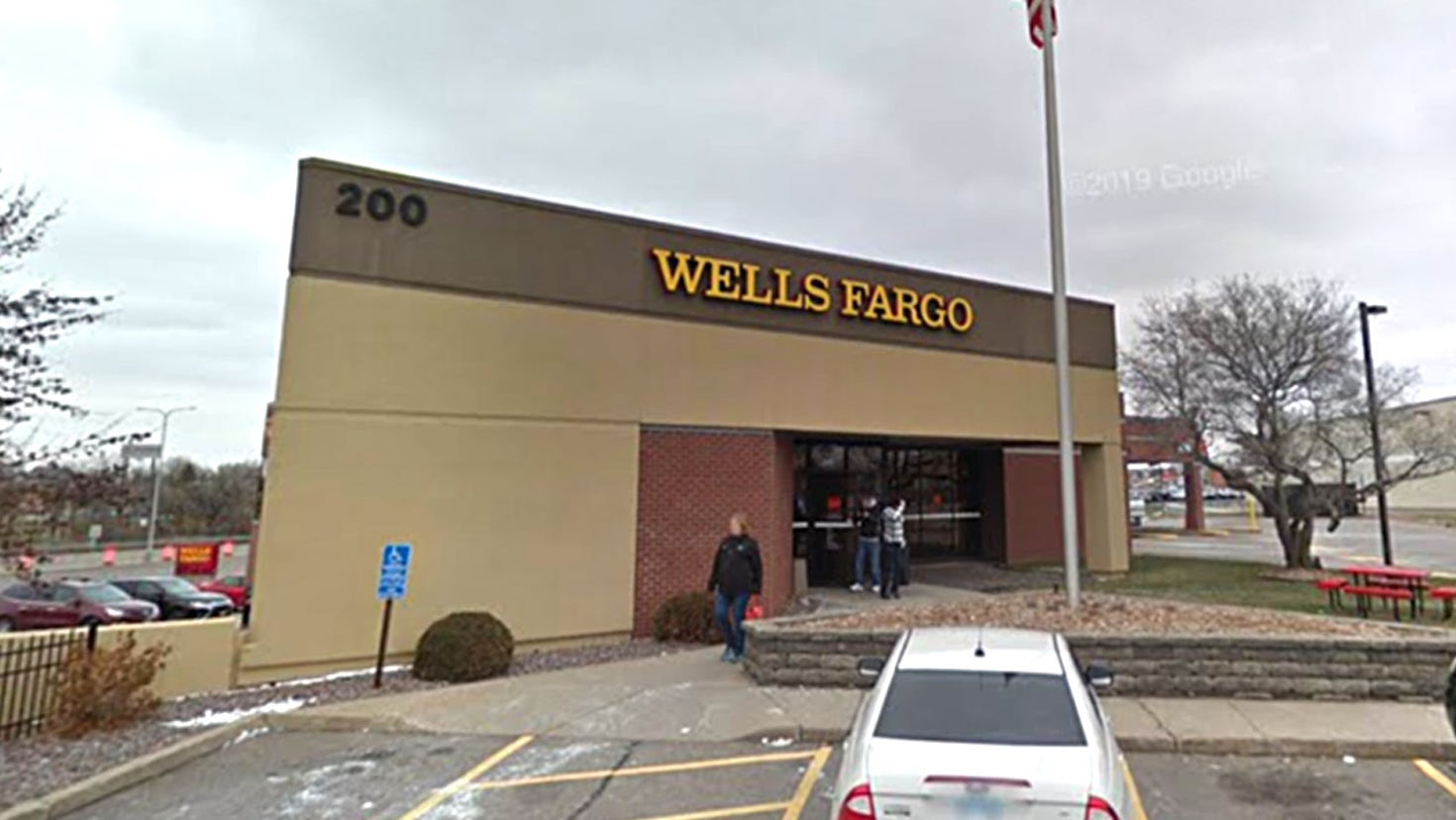 Minnesota bank standoff ends; hostages safe, suspect in custody, reports say