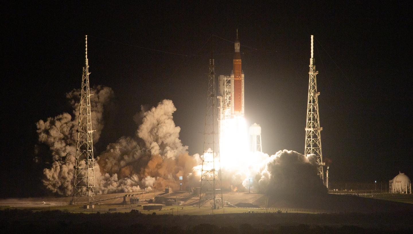 Artemis 1 launching, credits NASA